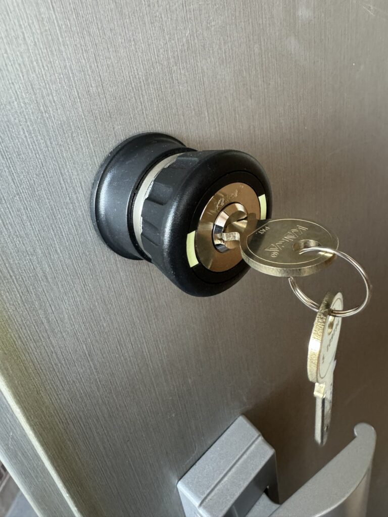 鍵を横の場合はサムターンが空回りするので施錠状態では開けられません。出かける時は鍵を横にして外にでてから鍵で施錠すれば中から外には出られません。