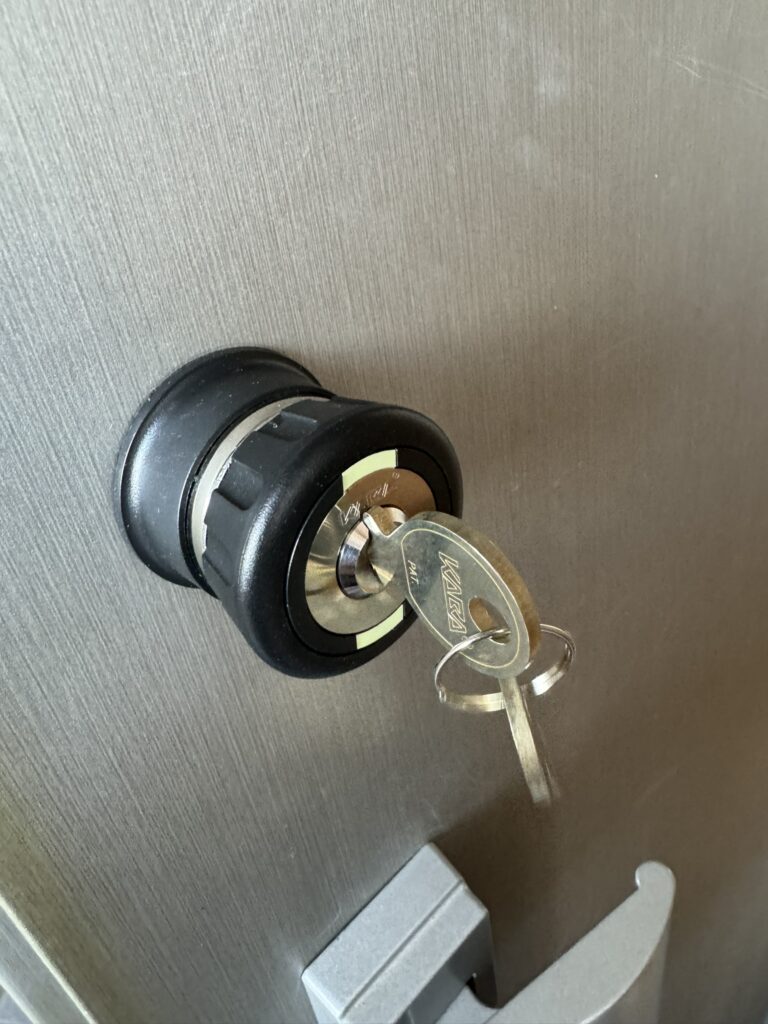 鍵が縦の場合は通常通りサムターンを回して施解錠できます